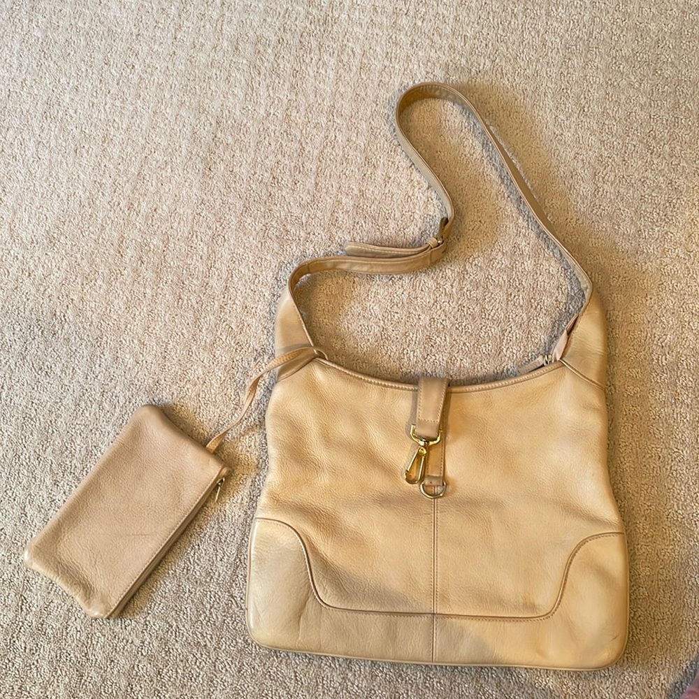 Crossbody bag crème leather with attached zippered pouch inside

DIAMICCI. Brand